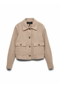 Veste courte beige avec col classique, fermeture boutonnée sur le devant, et deux grandes poches à rabat boutonnées sur fond blanc.