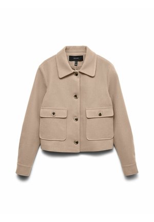 Veste courte beige avec col classique, fermeture boutonnée sur le devant, et deux grandes poches à rabat boutonnées sur fond blanc.