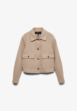 Beige cropped jakke med klassisk krage, knappestolpe foran og to store knappede klaffelommer på hvit bakgrunn.