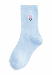Chaussette côtelée bleu clair avec un motif de fleur brodé rose et des feuilles vertes, dotée d'un renfort à la pointe et au bord pour plus de durabilité.