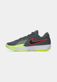 Nike sport schoenen met een grijs gaas bovenwerk, gewaagde rode swoosh details, groene buitenzool en een gestroomlijnd ontwerp voor prestaties.