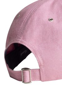 Cappellino da baseball in cotone rosa con visiera curva, occhielli in metallo e cinturino regolabile sul retro. Dettaglio in tessuto testurizzato visibile.