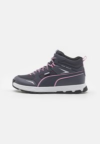 Des chaussures de sport montantes en matériau bleu marine foncé, avec des accents roses, un design résistant à l'eau, une semelle texturée et un bout renforcé.