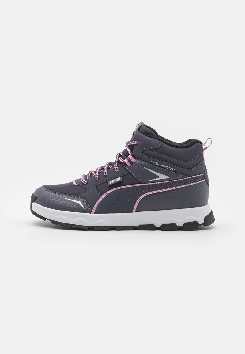 Des chaussures de sport montantes en matériau bleu marine foncé, avec des accents roses, un design résistant à l'eau, une semelle texturée et un bout renforcé.