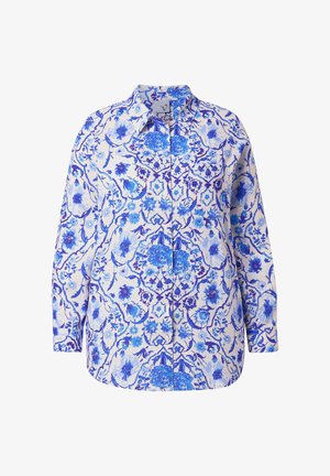 Camisa de manga larga con botones, base blanca y un intrincado patrón azul de flores y enredaderas, con cuello clásico.