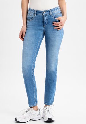 Hellblaue Denim-Jeans mit schmaler Passform, mittelhoher Taille und traditionellem Fünf-Taschen-Design. Verfügt über leichte Ausbleichungen und eine gestickte Detailverarbeitung.