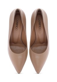 Une paire de chaussures pour femmes en cuir beige à bout pointu avec des semelles à coussinets et une marque "DERIMOD" à l'intérieur, vue de dessus.