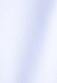 Tessuto blu chiaro con una consistenza morbida e liscia e una leggera lucentezza. La superficie appare uniforme, senza motivi o decorazioni visibili.