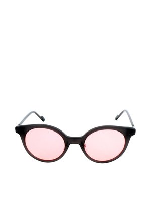 Occhiali da sole ovali neri con aste sottili e lenti leggermente rosa su sfondo bianco.