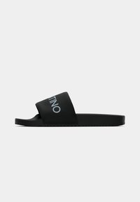 Zwarte slipper met een brede band met een lichtblauw merkembleem. Gewatteerde zool voor grip en comfort. Eenvoudig, minimalistisch ontwerp.