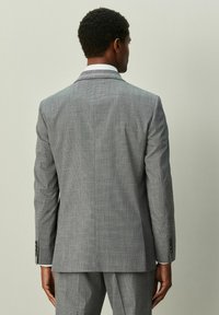 Sacou gri cu model in carouri, design cu un singur rând de nasturi, țesătură texturată, rever cu crestătură, trei nasturi la manșete, siluetă mulată, linii clare.