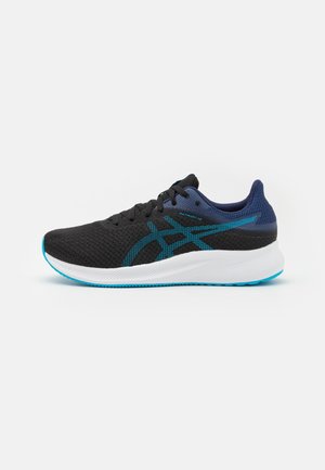 Chaussure de course athlétique noire et bleue avec une semelle intermédiaire blanche et une semelle extérieure bleue, dotée d'une tige en mesh et de bandes latérales brandées.