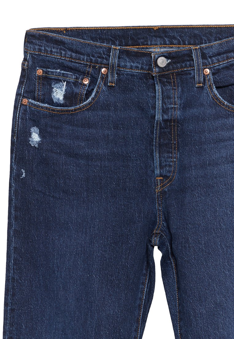 Donkerblauwe denim jeans met een verouderd design, voorzien van stiksels, vijf zakken en een knoopsluitingen.
