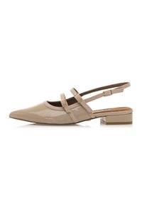 Zapato de charol beige tipo slingback con punta afilada, dos correas delgadas y un tacón bajo y grueso. Presenta detalles en hardware en tono dorado.