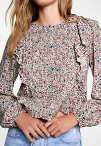 Multicolore blouse met een bloemenprint, gerimpelde textuur en ruches langs de schouders. Lange mouwen en een ronde hals.