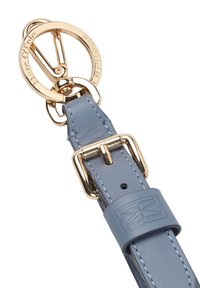 Bracelet en cuir bleu clair avec des éléments en métal doré, comprenant un clip circulaire et un marquage gravé, accompagné de coutures contrastantes.