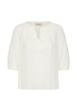 Blouse blanche à manches trois-quarts, avec un lien au niveau du col, un bord en dentelle sur les épaules et de discrètes rayures verticales.