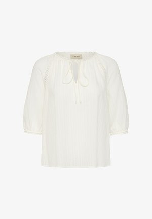 Blouse blanche à manches trois-quarts, avec un lien au niveau du col, un bord en dentelle sur les épaules et de discrètes rayures verticales.