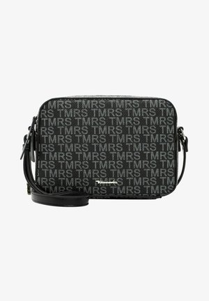 Sac bandoulière noir en tissu texturé arborant un motif « TMRS » répété, avec des accessoires en métal argenté et une bandoulière. Design rectangulaire compact.