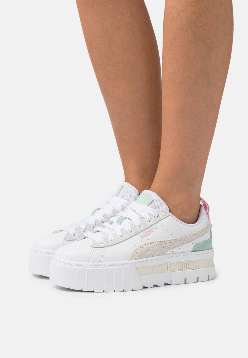 Puma MAYZE - Matalavartiset tennarit - white/warm white