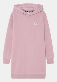 Světle růžové dlouhé mikinové šaty s kapucí značky FILA, s manžetami a lemem z žebrovaného materiálu, obsahující malou nášivku loga na prsou.