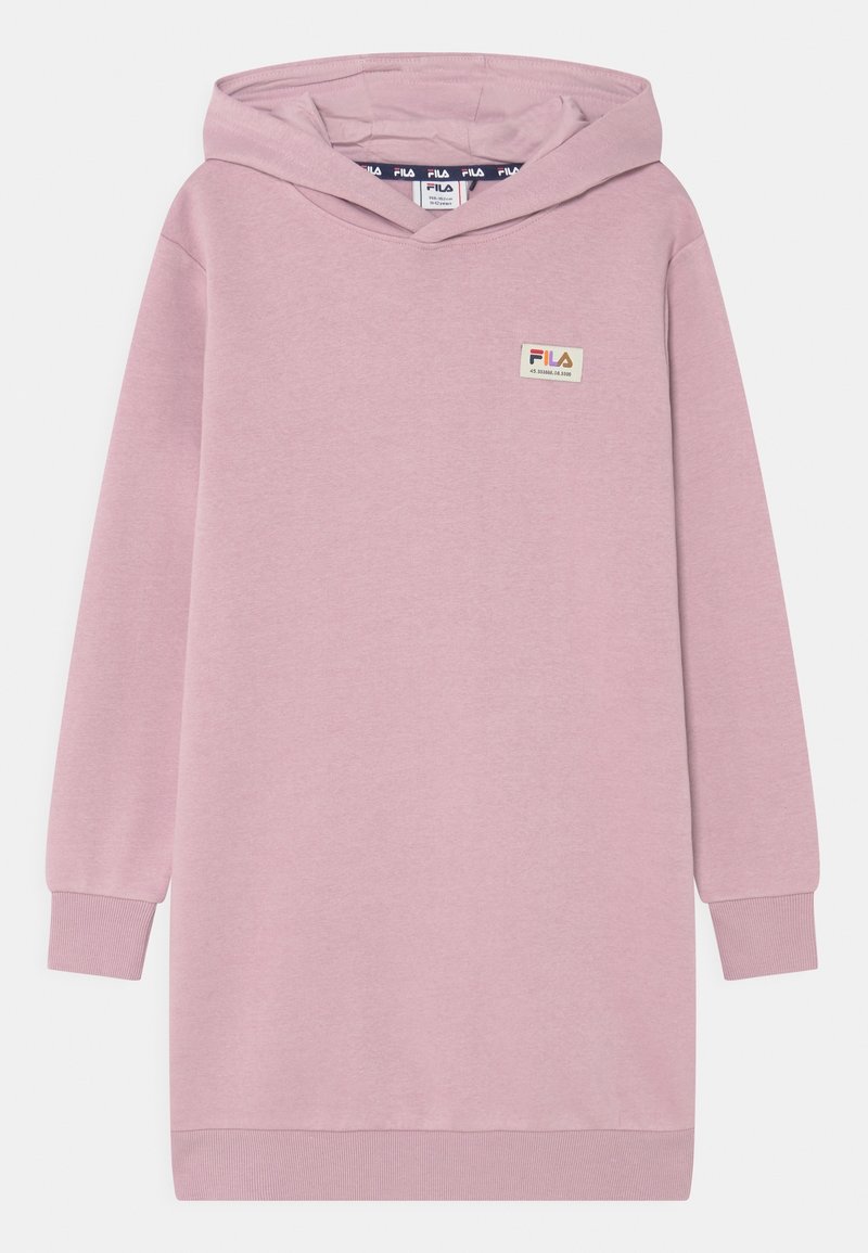 Světle růžové dlouhé mikinové šaty s kapucí značky FILA, s manžetami a lemem z žebrovaného materiálu, obsahující malou nášivku loga na prsou.