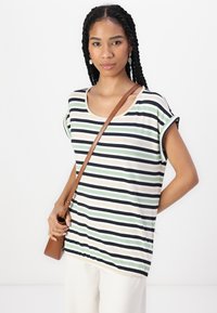 Stripet kortermet topp med svarte, grønne og beige striper, rund halslinning, og myk stoff. Pairer med en brun crossover-veske.
