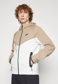 Nike Sportswear TECH FLEECE - Jaka ar rāvējslēdzēju - summit white/khaki/black