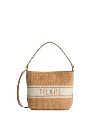 Borsa rettangolare intrecciata in paglia con una singola tracolla, striscia orizzontale beige al centro con testo "T CLASSE".