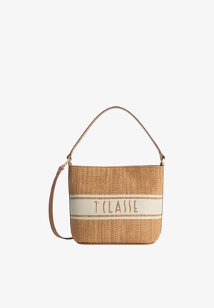 Borsa rettangolare intrecciata in paglia con una singola tracolla, striscia orizzontale beige al centro con testo "T CLASSE".
