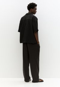 PULL&BEAR - SHORT SLEEVE CREPE  - Camicia - black Immagine in miniatura 1