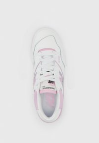 Zapatilla blanca con toques en rosa y azul claro, material de cuero y malla, punta redondeada, diseño de cordones, presenta logo y número de modelo.