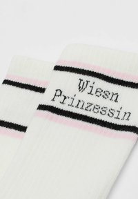 Weiße gerippte Socken mit rosa und schwarzen Streifen an der Oberseite, versehen mit schwarzem Text, der "Wiesen Prinzessin" liest.