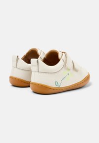 Weiße Leder-Kinderschuhe mit grüner Blumenstickerei, Klettverschlussriemen und beige Gummisohlen. Abgerundetes Design mit gesteppten Akzenten.