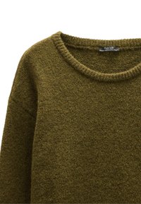 Oliwkowy sweter z teksturowanym wzorem, z okrągłym dekoltem i prążkowanymi wykończeniami, wykonany z miękkiej, ciepłej tkaniny.