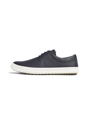 Sneaker in pelle blu navy con profilo basso, punta arrotondata, suola intermedia bianca e suola in gomma testurizzata; presenta una laccatura minimale e una finitura liscia.