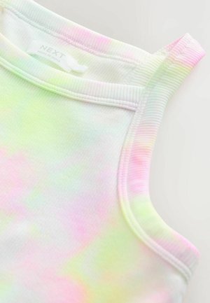 Detailní záběr na bezrukávový top z žebrované látky s pastelově růžovým, zeleným a žlutým batikovým vzorem a štítkem "NEXT Made in India".