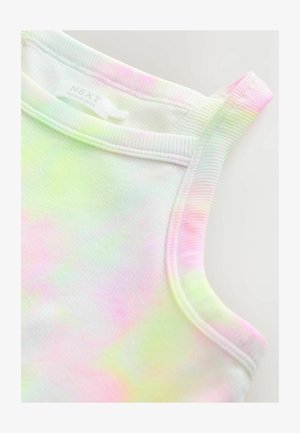 Gros plan sur un haut sans manches en tissu côtelé avec un motif tie-dye pastel rose, vert et jaune, et une étiquette « NEXT Made in India ».