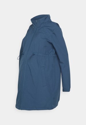 Blå gravidjacka med hög krage, dragkedja i fronten, justerbar dragsko i midjan och långa ärmar. Slätt, lätt material.