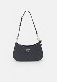 Črna torbica iz blaga z ukrivljeno obliko, z vzorčasto teksturo, srebrno opremo in trikotnim logotipom na sprednji strani.