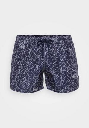 Marine zwemshorts met een wit vissenomtrek patroon en een zwarte trekkoord taille, tegen een effen witte achtergrond.