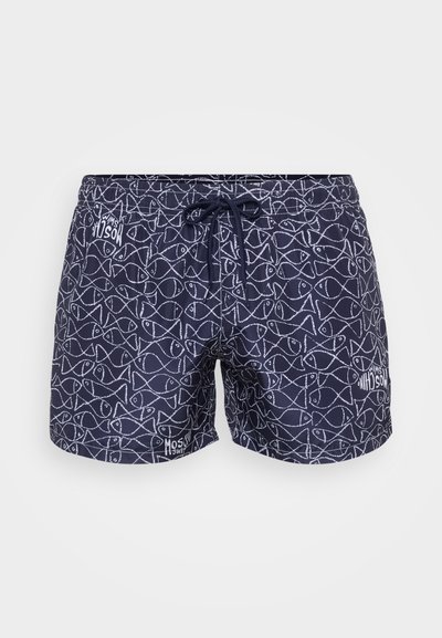 Marineblaue Schwimmshorts mit weißem Fischumriss-Muster und schwarzem Kordelzugbund, vor einem schlichten weißen Hintergrund.