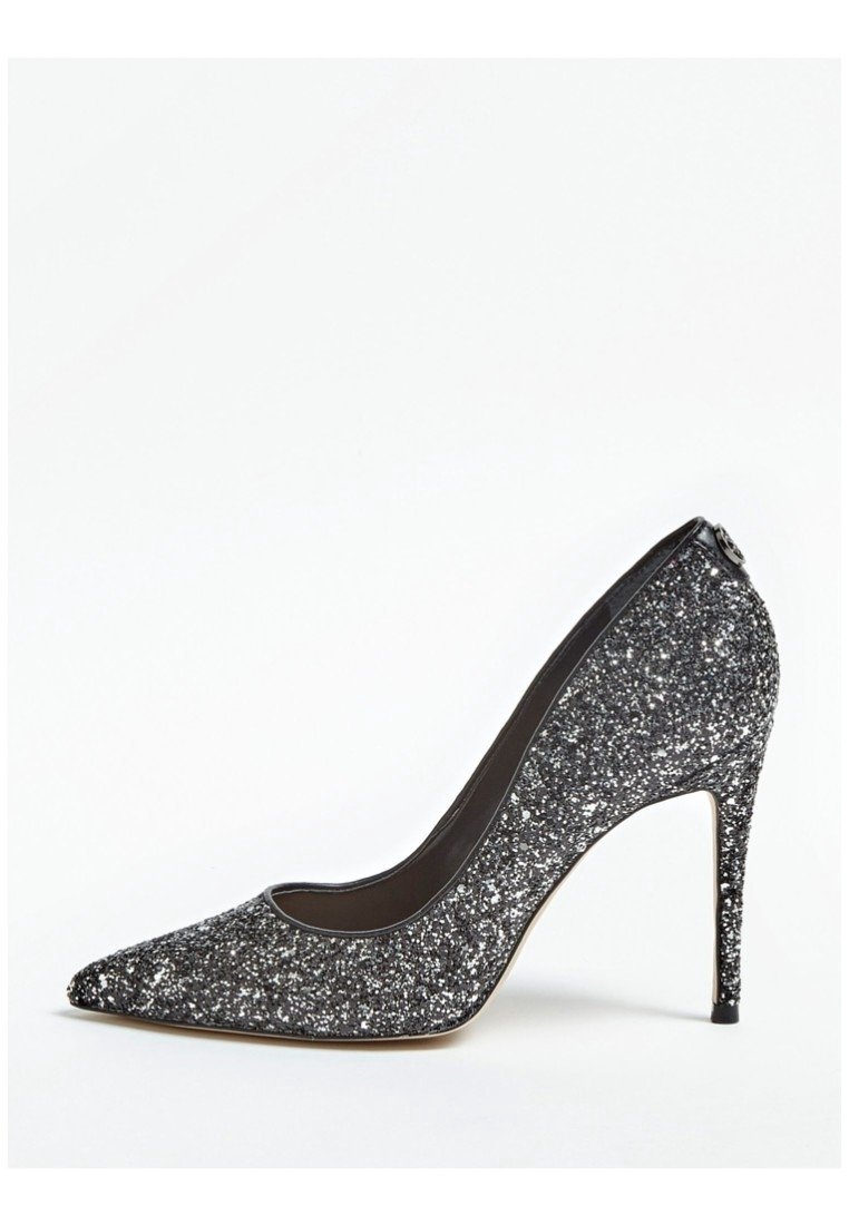 Zapato de tacón alto negro brillante con punta afilada, que presenta un empeine texturizado y brillante y un elegante tacón de aguja.