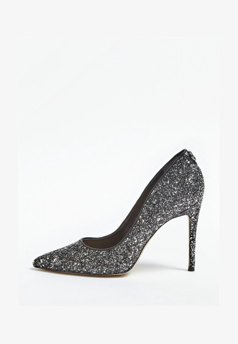 Glittrig svart högklackad sko med spetsig tå, med en texturerad glittrig ovandel och en strömlinjeformad stilettklack.