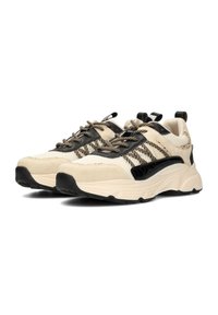 Baskets beige avec des accents noirs, en matériaux mesh et daim, dotées de semelles épaisses en caoutchouc et de lacets tressés pour un maintien sûr.