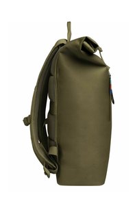 Olivinvihreä reppu, jossa on rullauskansi, verkkomateriaalilla pehmustettu selkäosa ja vetoketjullinen tasku, jossa on monivärinen vetotappi.