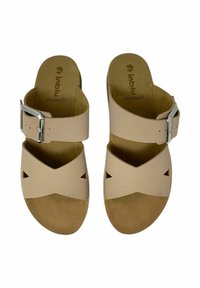 Sandali beige chiari con due fasce larghe, una fibbia argentata e dettagli a intaglio; soletta in ecopelle scamosciata con suola piatta.