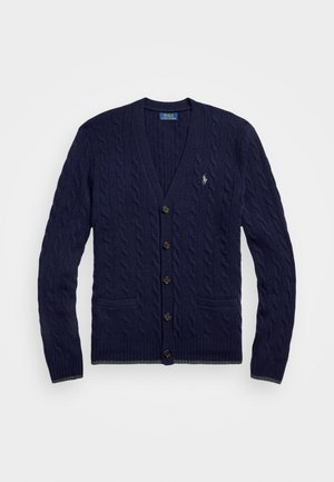 Cardigan de malha em cabo azul marinho com decote em V, cinco botões, dois bolsos frontais e um pequeno logótipo bordado no lado esquerdo do peito.