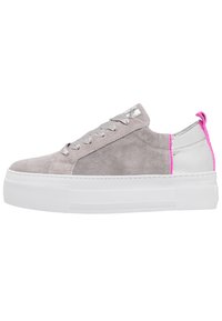 Szare zamszowe sneakersy z białą platformą, srebrnymi akcentami i jaskraworóżowym detalem na pięcie. Posiadają klasyczne sznurowania i teksturowaną cholewkę.