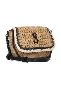Geweven rieten schoudertas in beige en zwart, met een zwart logo-detail, zwarte kettingriem en contrasterende gestreepte afwerking.